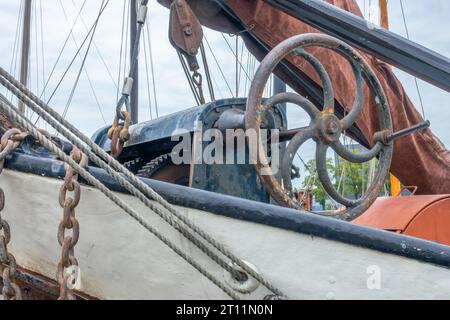 Paesi Bassi. Sartiame d'epoca e verricello meccanico su una nave molto vecchia di Amsterdam Foto Stock