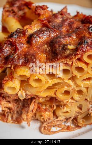 Preparazione e cottura della pasta Ziti in cucina Foto Stock