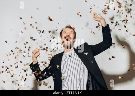 Un giovane che balla a una festa di Capodanno Foto Stock