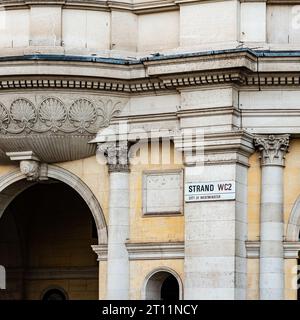 Londra, Inghilterra, 7 ottobre 2023: Cartello stradale presso 'Strand WC2' nella City of Westminster. Foto Stock