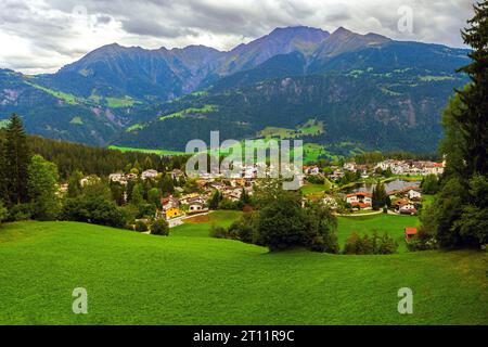 LAC Isla e il villaggio di Uletsch visti da , il sentiero più lungo del mondo, Senda dil Dragun, cantone di Graubünden, Svizzera. Foto Stock