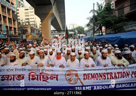 Dhaka, Wari, Bangladesh. 10 ottobre 2023. Manifestazione contro l'occupazione illegale israeliana della Palestina. I manifestanti sventolano le bandiere nazionali della Palestina e del Bangladesh mentre gridano slogan durante una manifestazione anti-Israele.il Bangladesh islamico andolano ha tenuto una manifestazione di protesta per protestare contro gli attacchi disumani e i massacri di israeliani in Palestina. (Immagine di credito: © Habibur Rahman/ZUMA Press Wire) SOLO USO EDITORIALE! Non per USO commerciale! Foto Stock