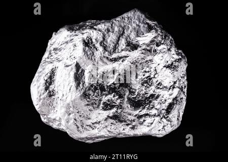 Il palladio è un elemento chimico che a temperatura ambiente si contrae allo stato solido. Metallo utilizzato nell'industria. Concetto di estrazione minerale. Foto Stock