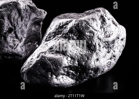 Il palladio è un elemento chimico che a temperatura ambiente si contrae allo stato solido. Metallo utilizzato nell'industria. Concetto di estrazione minerale. Foto Stock