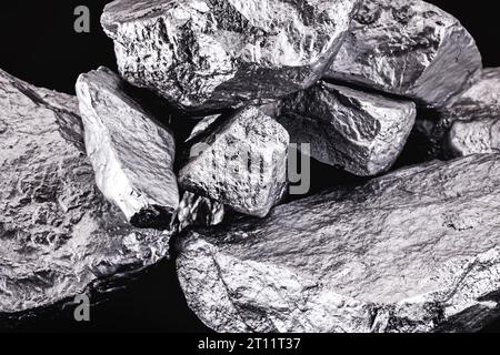 Il palladio è un elemento chimico che a temperatura ambiente si contrae allo stato solido. Metallo utilizzato nell'industria. Concetto di estrazione minerale. Foto Stock