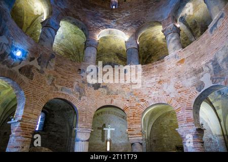 Vista interna della Rotonda di San Lorenzo, la chiesa più antica di Mantova, in Italia Foto Stock