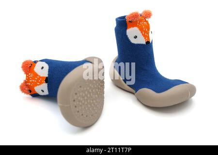 Un paio di graziose scarpe blu per bambini con volpe da cartone animato per i primi passi isolati su sfondo bianco Foto Stock