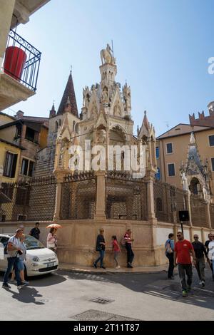 I turisti si riuniscono vicino alle tombe scaligere (Arche Scaligere), un gruppo di monumenti funerari gotici ornati a Verona, Italia, Europa Foto Stock