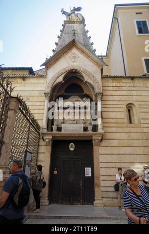 I turisti si riuniscono vicino alle tombe scaligere (Arche Scaligere), un gruppo di monumenti funerari gotici ornati a Verona, Italia, Europa Foto Stock