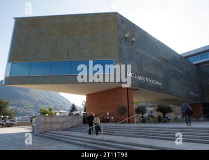 Architettura moderna dell'edificio LAC Lugano Arte e Cultura con persone che camminano all'aperto in una giornata di sole Foto Stock
