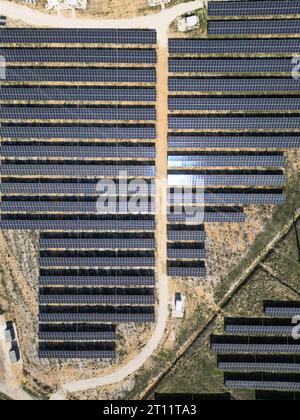 Pannelli solari su una centrale fotovoltaica Foto Stock