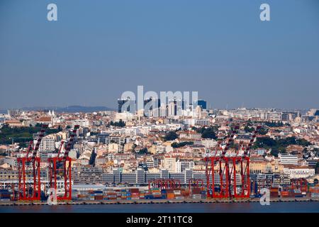 Vista di Lisbona dal fiume Tago con il porto di Lisbona in primo piano e gli edifici della torre Amoreiras sullo sfondo Foto Stock