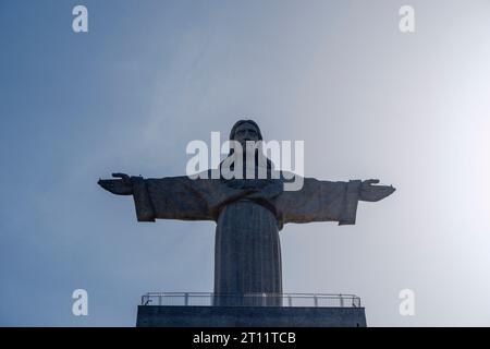 Il Santuario di Gesù Cristo Re, noto anche come Cristo Rei, statua di Gesù Cristo cattolico, si affaccia sulla città di Lisbona ad Almada, Portogallo Foto Stock