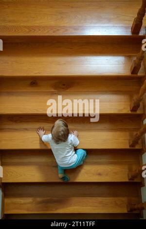 Il bambino si prepara a salire coraggiosamente una rampa di scale Foto Stock