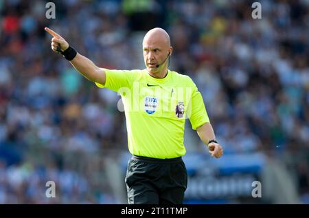 L'arbitro Anthony Taylor in azione durante la partita Brighton-Hove Albion contro Liverpool Premier League all'American Express Community Stadium, Brighton - 8 ottobre 2023 Foto Stock