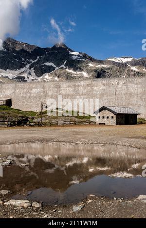 Una diga nel Parco Nazionale del Gran Paradiso a Diga del lago del Serrù Foto Stock