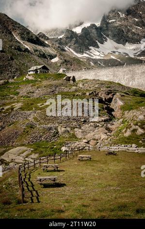 Una diga nel Parco Nazionale del Gran Paradiso a Diga del lago del Serrù Foto Stock