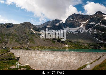 Serrù Lago diga, Ceresole Reale, città metropolitana di Torino, Italia. Preso dalla SP50 nel Parco Nazionale Gran Paradiso. Foto Stock