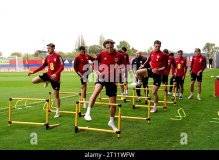 Charlie Savage (centro) del Galles durante una sessione di allenamento presso l'ippodromo Stok di Wrexham. Data immagine: Martedì 10 ottobre 2023. Foto Stock