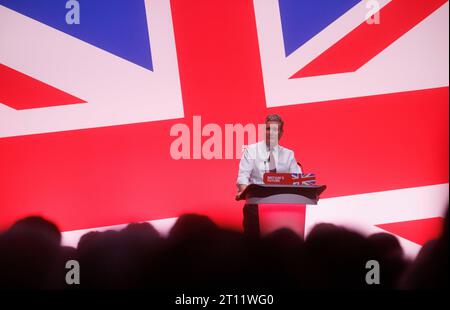 Liverpool, Regno Unito. 10 ottobre 2023. Sir Keir Starmer tiene il suo discorso di apertura alla Conferenza del Partito Laburista a Liverpool. Credito: Karl Black/Alamy Live News Foto Stock