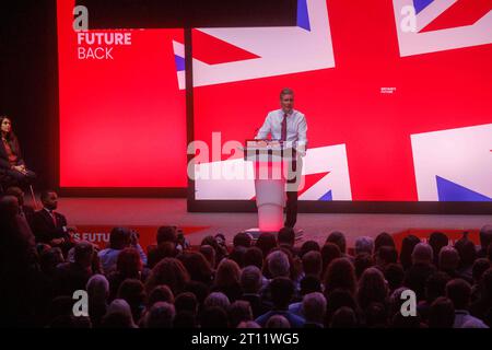 Liverpool, Regno Unito. 10 ottobre 2023. Sir Keir Starmer tiene il suo discorso di apertura alla Conferenza del Partito Laburista a Liverpool. Credito: Karl Black/Alamy Live News Foto Stock