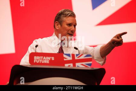 Liverpool, Regno Unito. 10 ottobre 2023. Sir Keir Starmer tiene il suo discorso di apertura alla Conferenza del Partito Laburista a Liverpool. Credito: Karl Black/Alamy Live News Foto Stock