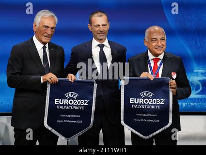 il presidente della Federazione calcistica turca Mehmet Buyukeksi (a destra), il presidente della UEFA Aleksander Ceferin (centro) e il presidente della Federazione Italiana calcio (FIGC) Gabriele Gravina durante gli Euro 2028 e Euro 2032 ospitano la cerimonia di annuncio presso la sede UEFA di Nyon, in Svizzera. Data immagine: Martedì 10 ottobre 2023. Foto Stock