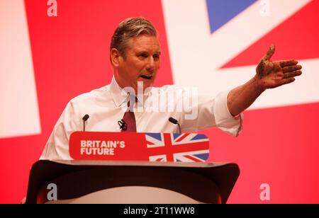 Liverpool, Regno Unito. 10 ottobre 2023. Sir Keir Starmer tiene il suo discorso di apertura alla Conferenza del Partito Laburista a Liverpool. Credito: Karl Black/Alamy Live News Foto Stock