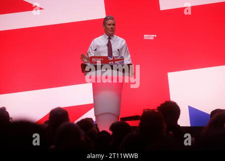 Liverpool, Regno Unito. 10 ottobre 2023. Sir Keir Starmer tiene il suo discorso di apertura alla Conferenza del Partito Laburista a Liverpool. Credito: Karl Black/Alamy Live News Foto Stock