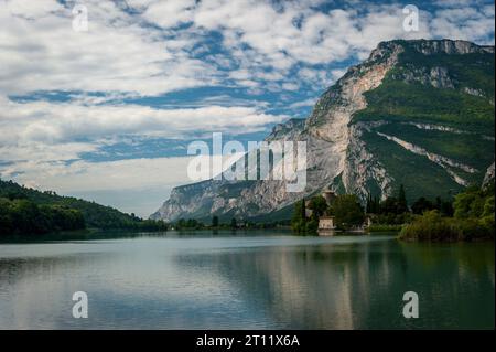 Vista sul Monte Garzolet sopra Castel Toblino sul Lago di Toblino Foto Stock