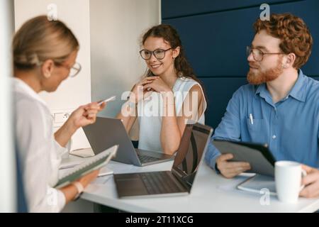 Un team di successo sta lavorando insieme nell'ufficio moderno. Concezione degli affari Foto Stock