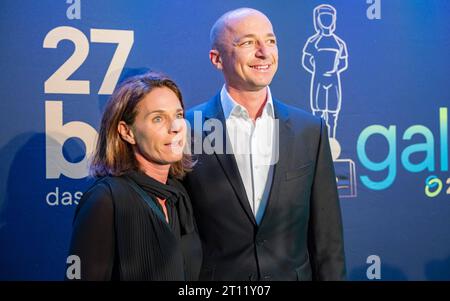 20231009 27. Bruno-Gala WIEN, OESTERREICH - 09. OKTOBER: Gaeste am Green Carpet bei der Ankunft zu der Preisverleihung anlaesslich der 27. Bruno Gala, Das Fest Der SpielerInnen, praesentiert von spusu Sport GmbH und VDF Die Vereinigung der Fussballer im Globe Wien in der Marx-Halle AM 09. Oktober 2023 a Wien, Oesterreich. 231009 SEPA 17 044 Copyright: XIsabellexOuvrardx SEPAxMedia Credit: Imago/Alamy Live News Foto Stock