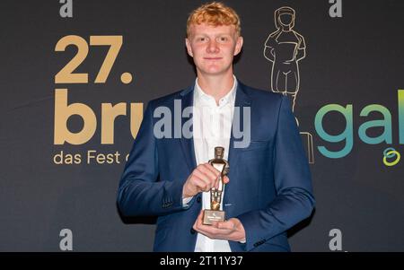 20231009 27. Bruno-Gala WIEN, OESTERREICH - 09. OKTOBER: Preistraeger in der Kategorie -Spieler ADMIRAL Bundesliga der Saison- FC Red Bull Salzburg Fussballer Nicolas Seiwald waehrend der Preisverleihung anlaesslich der 27. Bruno Gala, Das Fest Der SpielerInnen, praesentiert von spusu Sport GmbH und VDF Die Vereinigung der Fussballer im Globe Wien in der Marx-Halle AM 09. Oktober 2023 a Wien, Oesterreich. 231009 SEPA 17 061 Copyright: XIsabellexOuvrardx SEPAxMedia Foto Stock