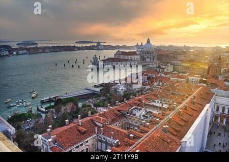 Vista aerea del Canale della Giudecca a Venezia, Italia, al tramonto Foto Stock
