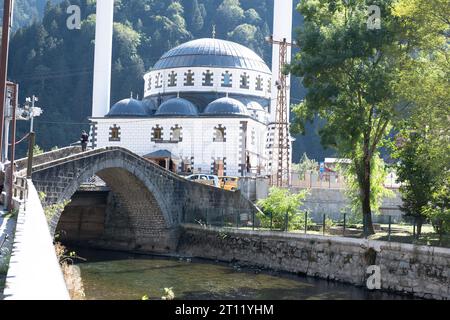 Uzungol, Turchia - ottobre 1,2022: Moschea Uzungol nella città di Uzungol Foto Stock