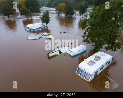 Le viste aeree dal drone dell'Aberfeldy Caravan Park sono inondate dal fiume Tay che ha rotto le sue rive dopo le torrenziali piogge nell'ottobre 2023. Aberfel Foto Stock