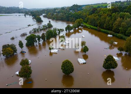 Le viste aeree dal drone dell'Aberfeldy Caravan Park sono inondate dal fiume Tay che ha rotto le sue rive dopo le torrenziali piogge nell'ottobre 2023. Aberfel Foto Stock