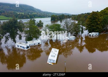 Le viste aeree dal drone dell'Aberfeldy Caravan Park sono inondate dal fiume Tay che ha rotto le sue rive dopo le torrenziali piogge nell'ottobre 2023. Aberfel Foto Stock