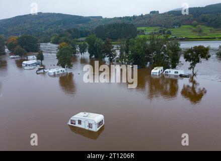 Le viste aeree dal drone dell'Aberfeldy Caravan Park sono inondate dal fiume Tay che ha rotto le sue rive dopo le torrenziali piogge nell'ottobre 2023. Aberfel Foto Stock