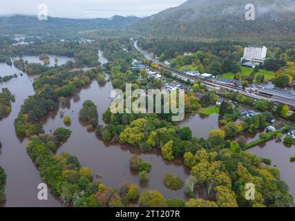 Viste aeree dal drone di Aviemore, parti delle quali sono state inondate dal fiume Spey che ha rotto le sue rive dopo le precipitazioni torrenziali nell'ottobre 2023. AB Foto Stock