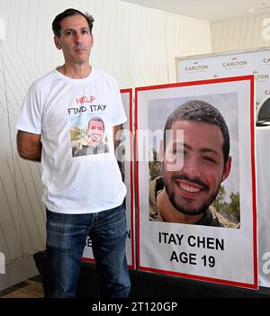 Tel Aviv, Israele. 10 ottobre 2023. L'americano-israeliano Rubi Chen di New York, si trova davanti a una foto di suo figlio Itay Chen, 19 anni, scomparso e ritenuto ostaggio di Hamas a Gaza, prima di una conferenza stampa a Tel Aviv, Israele, martedì 10 ottobre 2023. Foto di Debbie Hill/ Credit: UPI/Alamy Live News Foto Stock