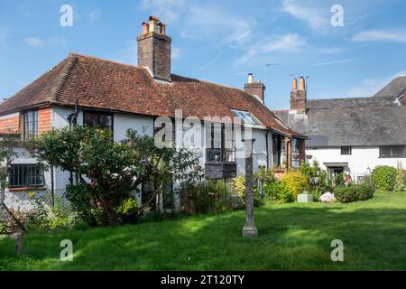 Cottage antichi e graziosi vicino alla chiesa di Petersfield, Hampshire, Inghilterra, Regno Unito Foto Stock