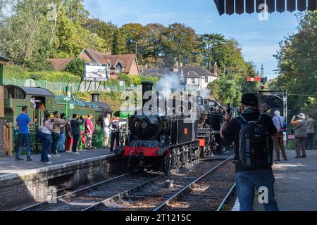Alresford Station durante il Watercress Line Autumn Steam Gala ottobre 2023, con treno a vapore n. 1054, un LNWR Coal Tank, Hampshire, Inghilterra, Regno Unito Foto Stock
