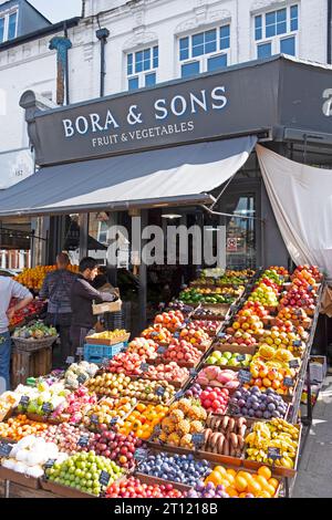 Esposizione di frutta e verdura in vendita presso il negozio Bora & Sons in Lordship Lane a East Dulwich South London Inghilterra Regno Unito 2023 KATHY DEWITT Foto Stock