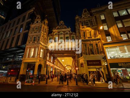 Londra, Regno Unito: Il vecchio mercato di Leadenhall nella città di Londra di notte. Le persone si gustano un drink al di fuori del pub New Moon. Foto Stock