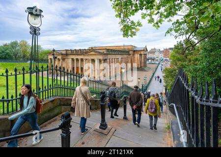 Vista della Scottish National Gallery dalla Playfair Steps on the Mound di Edimburgo, Scozia, Regno Unito Foto Stock