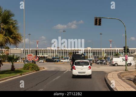 Herkalion, Creta, Grecia, 3 ottobre 2023. Traffico del terminal dell'aeroporto di Herkalion e esterno dell'edificio del terminal Foto Stock