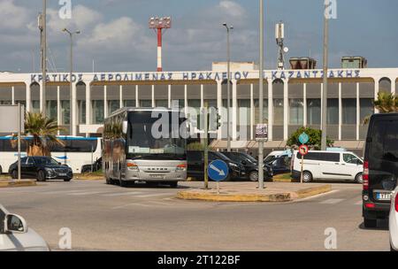 Herkalion, Creta, Grecia, 3 ottobre 2023. Traffico del terminal dell'aeroporto di Herkalion e autobus turistici che escono dall'area del terminal. Foto Stock