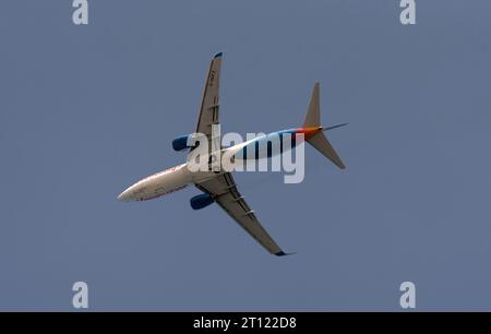 Heraklion, Creta, Grecia, 2 OCT 2023. I passeggeri delle festività 737 prendono il jet e fanno una svolta a destra all'uscita dall'aeroporto di Heraklion, Grecia. Foto Stock