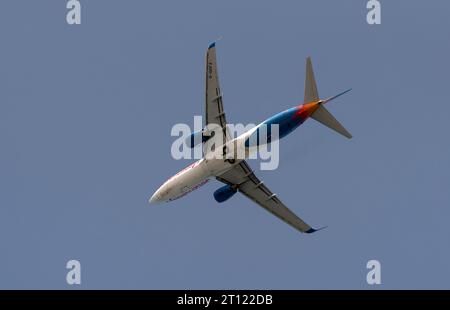 Heraklion, Creta, Grecia, 2 OCT 2023. I passeggeri delle festività 737 prendono il jet e fanno una svolta a destra all'uscita dall'aeroporto di Heraklion, Grecia. Foto Stock